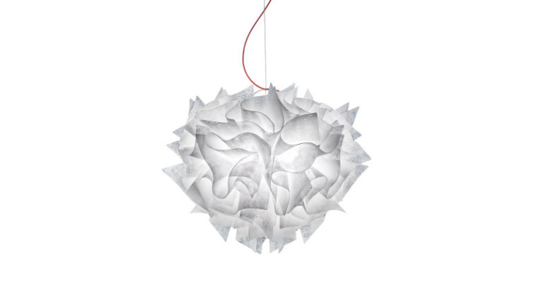 Suspension VELI COUTURE - Une fleur de lumière suspendue du plafond.