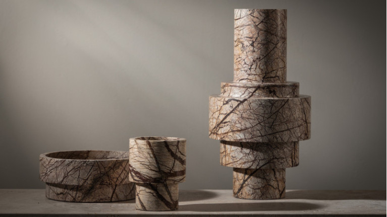 Vase FOREST - Ce centre de table marron en marbre est disponible dans plusieurs dimensions pour une décoratio contemporaine et t