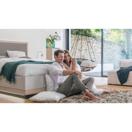 Lit avec tête haute et cadre sur socle PERLA - Meublez contemporain avec la chambre PERLA des Meubles CELIO - Fabrication frança