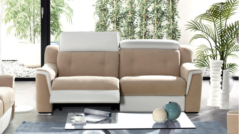 Canapé relax électrique CALIN - Canapé inclinable aux formes douces, revêtement bi-matière cuir et microfibre aspect nubuck.