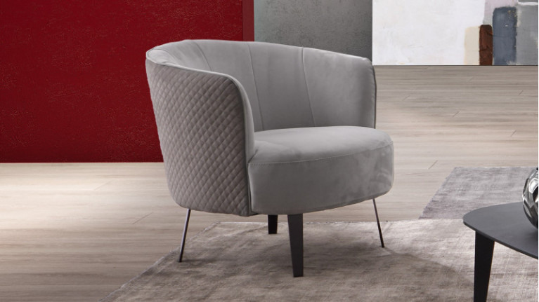 Fauteuil HAMILTON - Apportez une touche de style à votre salon avec ce grand fauteuil au style contemporain.