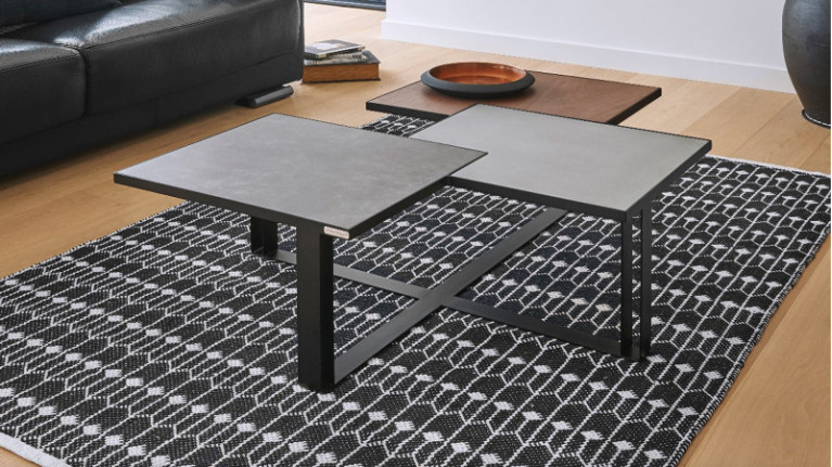 Table basse - Une table basse destructurée avec trois plateaux carrés aux teintes personnalisables pour s'accorder à votre