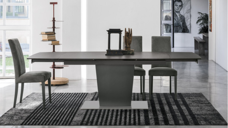 Table de repas extensible COPERNICO - Pied central et plateau en céramique résistant aux rayures, taches et chaleur.