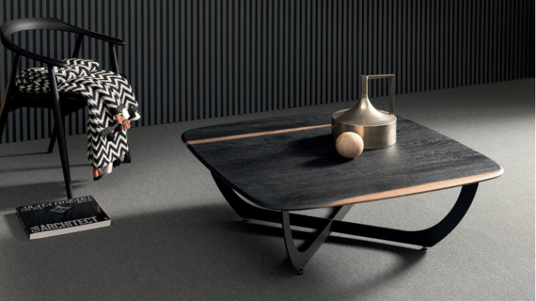 Table basse MORK - en chêne massif avec son veinage naturel révélé par une finition brossée. Un piétement design en métal noir