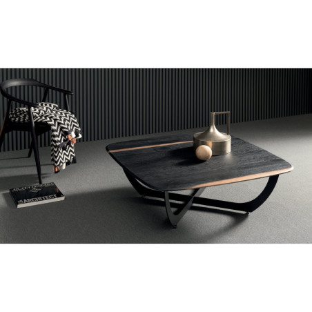 Table basse MORK - en chêne massif avec son veinage naturel révélé par une finition brossée. Un piétement design en métal noir
