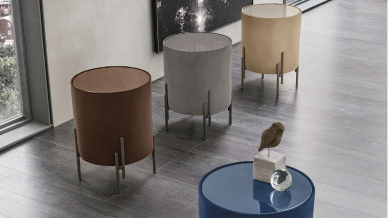 Table de chevet PLANOS - Surmontée d’un plateau en verre transparent, il se glisse près d'un coin de canapé ou en petite table d