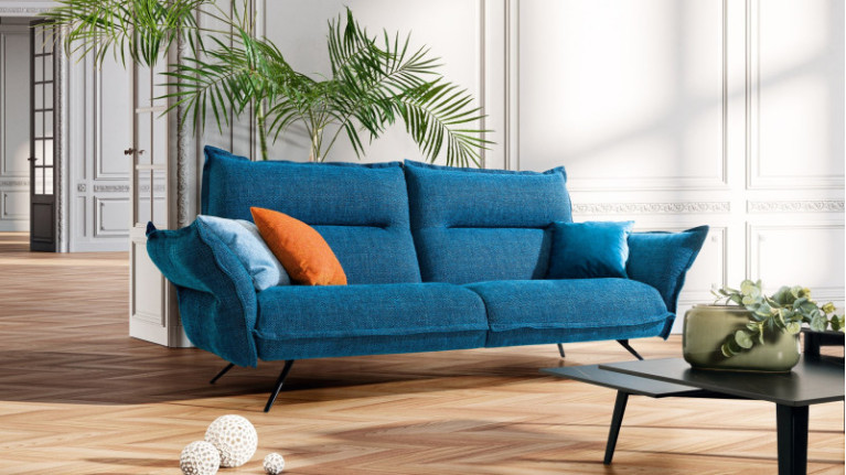 Canapé MAGNOLIA - Canapé temporain 3 places avec une ligne de couture centrale. Revêtu de tissu et de pieds fins