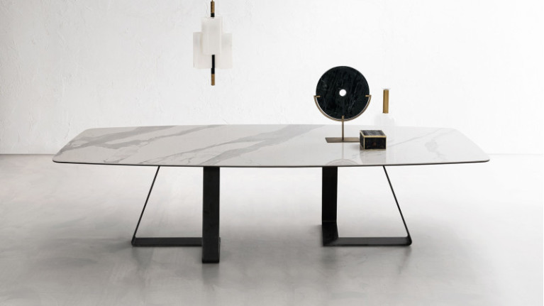 Table de repas ovale DOUBLE - Un design affirmé avec son piétement forme d’un double ruban d’acier. 100 % personnalisable