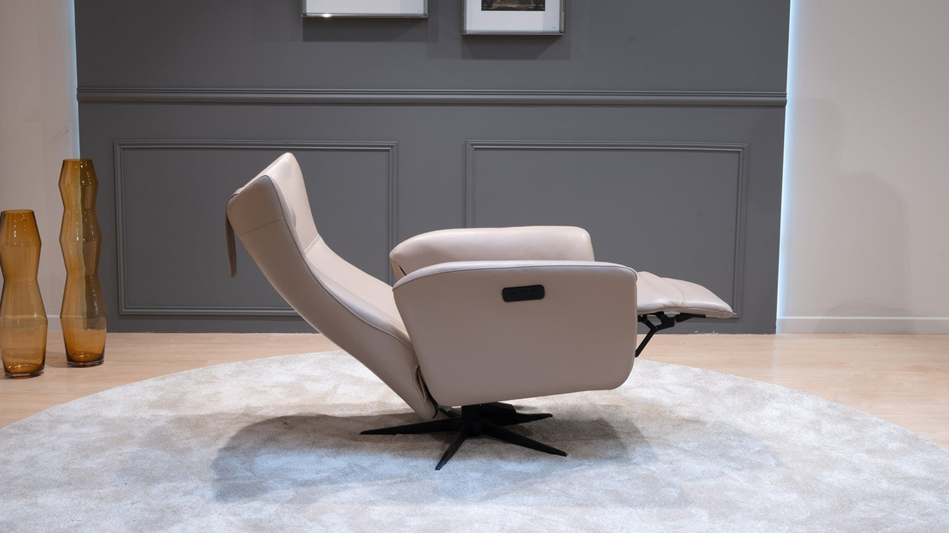 Fauteuil de relaxation électrique avec releveur en cuir coloris noir Nanty