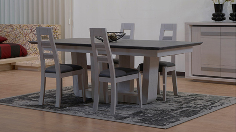 Chaise EDEN - Assise rembourrée et son haut dossier galbé. 8 possibilités de personnalisation. Existe en dossier plein.