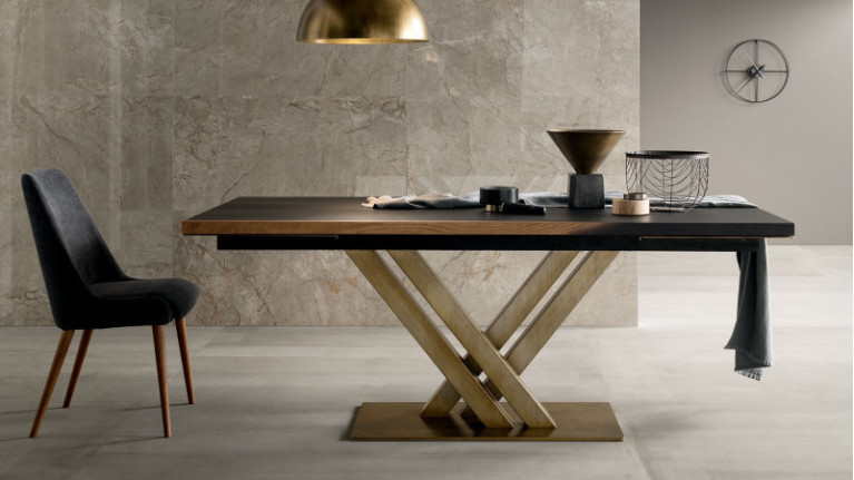 Table de repas extensible ATHENA - Un mariage raffiné entre chêne flammé et bronze patiné pour cette fabrication italienne. Choi