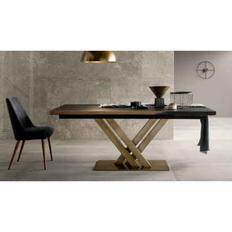 Table de repas extensible ATHENA - Un mariage raffiné entre chêne flammé et bronze patiné pour cette fabrication italienne. Choi