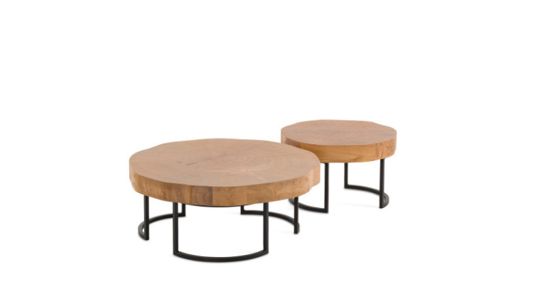 Table basse TRONCO - plateau en chêne brut aux formes irrégulières avec piétement circulaire en métal