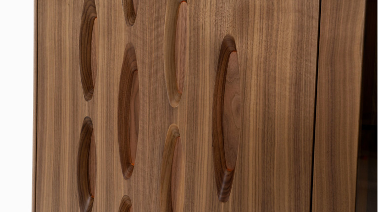 Vitrine OROS - Placage noyer naturel | Élégance sculptée et éclairage