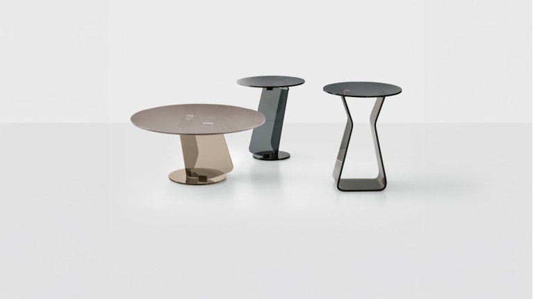 Bout de canapé MIRAGGIO | Design en verre courbé fumé