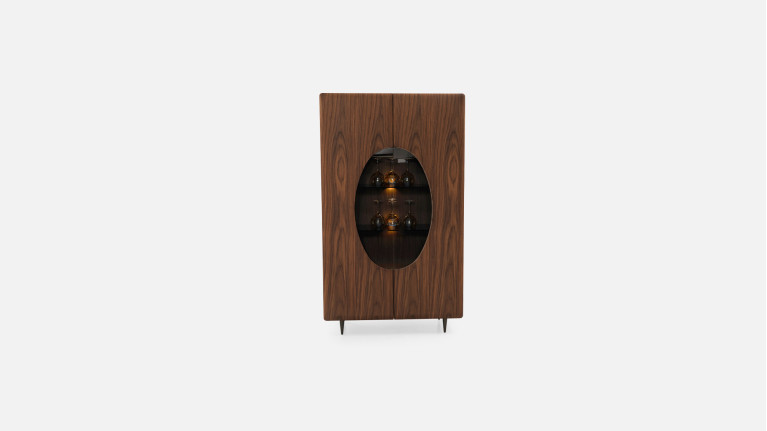 Vitrine 2 portes noyer DOLLY | Éclat discret et raffinement naturel