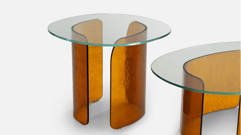 Bout de canapé VIRGOLA | Design en verre fusionné et trempé