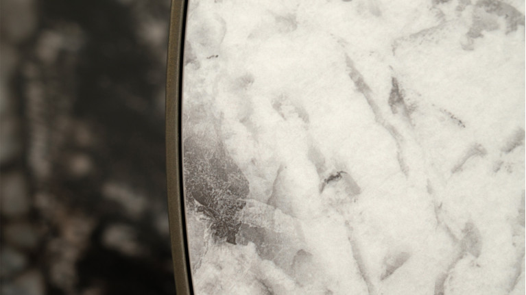 Bout de canapé ALLEGRO | Design sculptural et finition minérale