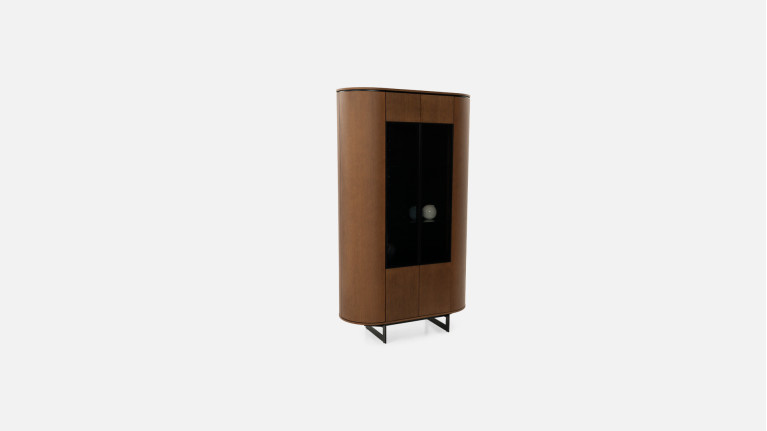 Vitrine COSMOS noyer | Design galbé et portes en verre fumé