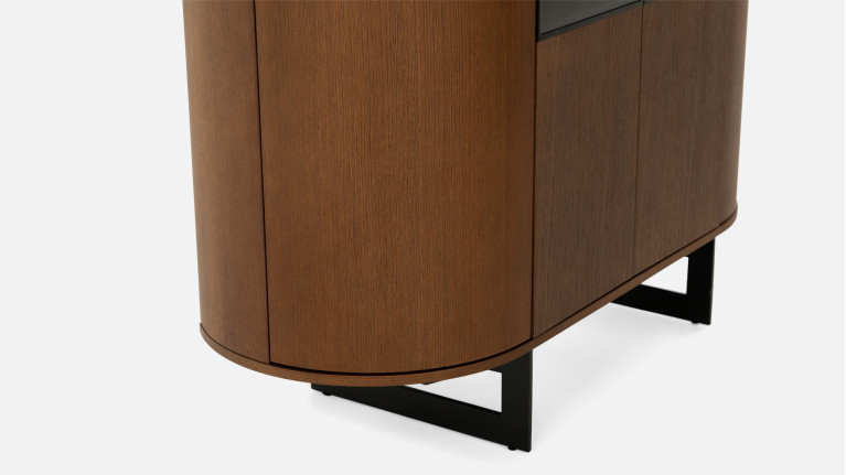 Vitrine COSMOS noyer | Design galbé et portes en verre fumé