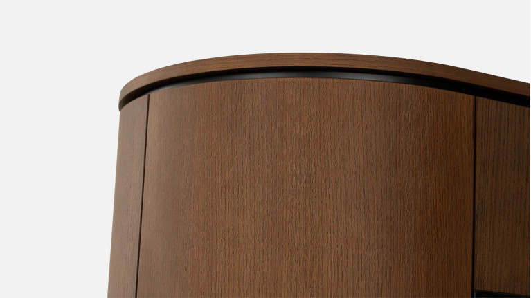 Vitrine COSMOS noyer | Design galbé et portes en verre fumé