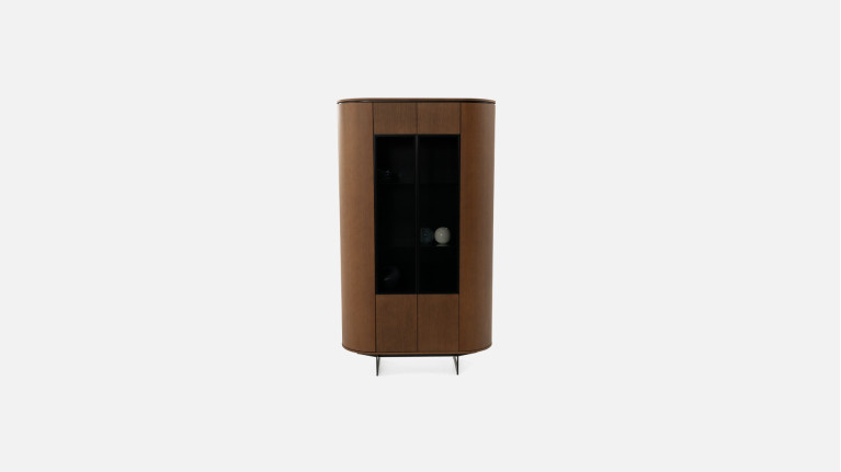 Vitrine COSMOS noyer | Design galbé et portes en verre fumé