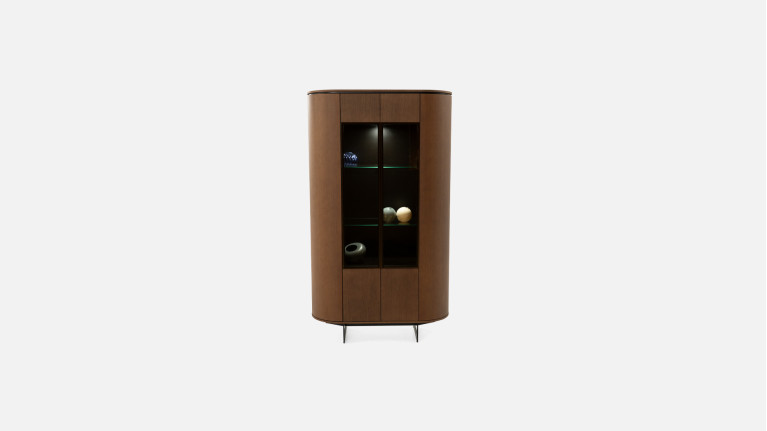 Vitrine COSMOS noyer | Design galbé et portes en verre fumé