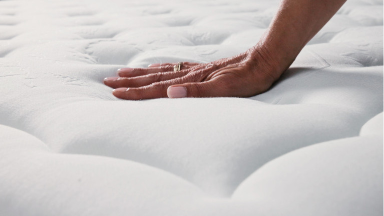 Matelas SUITE DIAMOND | Soutien ferme avec surmatelas au choix