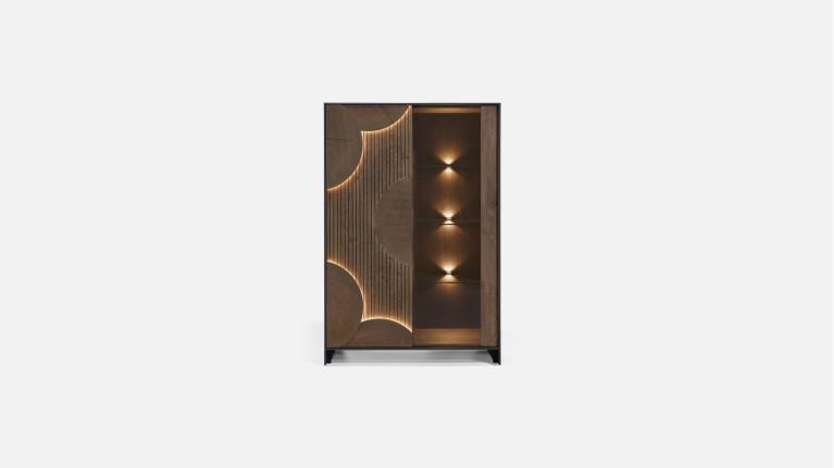 Vitrine NEO EQUINOXE – Placage chêne, étagères verre et éclairage LED