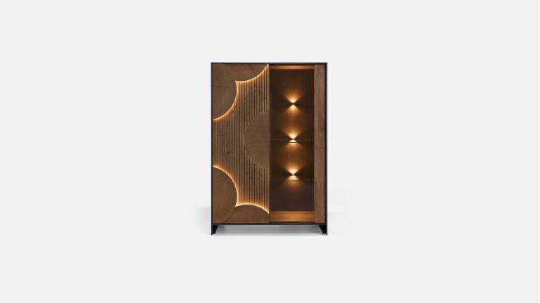 Vitrine NEO EQUINOXE – Placage chêne, étagères verre et éclairage LED