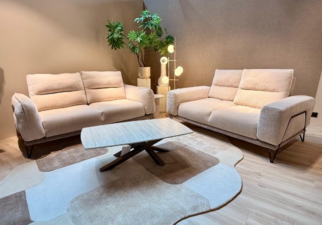 Canapés contemporains beiges et table basse design – exposition Mobilier de France Strasbourg Lampertheim