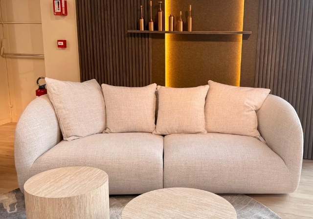 Canapé cocooning arrondi en tissu clair – showroom Strasbourg Lampertheim Mobilier de France