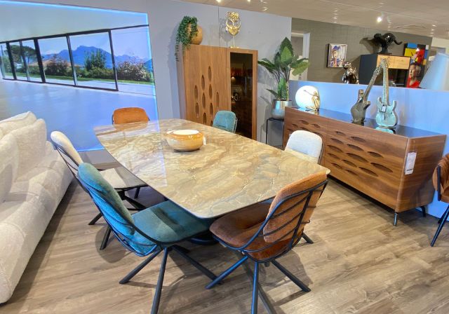 Table céramique marbre et chaises colorées – Mobilier de France Nîmes.