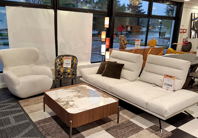 Canapé relax tissu clair avec fauteuil cocoon et table basse effet marbre – Mobilier de France Annecy